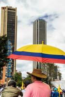 Bogotá, Kolumbien, 16 August 2023. März fragen zum gustavo Petro Amtsenthebungsverfahren. friedlich Protest März im Bogota Kolumbien gegen das Regierung von gustavo Petro namens la Marcha de la Bürgermeister. foto