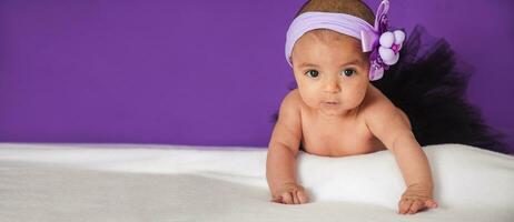 Porträt von ein schön vier Monate Baby Mädchen foto