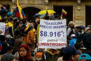 Bogotá, Kolumbien, 16 August 2023. März fragen zum gustavo Petro Amtsenthebungsverfahren. friedlich Protest März im Bogota Kolumbien gegen das Regierung von gustavo Petro namens la Marcha de la Bürgermeister. foto