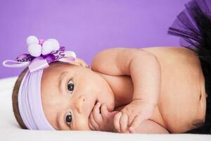 Porträt von ein schön vier Monate Baby Mädchen foto