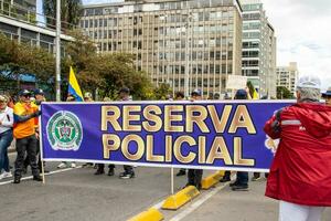 Bogotá, Kolumbien, 16 August 2023. März fragen zum gustavo Petro Amtsenthebungsverfahren. friedlich Protest März im Bogota Kolumbien gegen das Regierung von gustavo Petro namens la Marcha de la Bürgermeister. foto