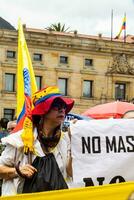 Bogotá, Kolumbien, 16 August 2023. März fragen zum gustavo Petro Amtsenthebungsverfahren. friedlich Protest März im Bogota Kolumbien gegen das Regierung von gustavo Petro namens la Marcha de la Bürgermeister. foto