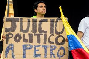 Bogotá, Kolumbien, 16 August 2023. März fragen zum gustavo Petro Amtsenthebungsverfahren. friedlich Protest März im Bogota Kolumbien gegen das Regierung von gustavo Petro namens la Marcha de la Bürgermeister. foto