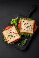 köstlich Sandwich mit Toast, Schinken, Tomaten, Käse und Grüner Salat foto