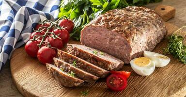 hausgemacht Boden Hackbraten mit Eier Tomaten Sellerie Kräuter und Thymian foto