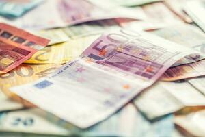 mehrere hundert Euro Banknoten gestapelt durch Wert foto