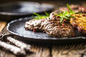 gegrillt Rindfleisch Rippe Auge Steak mit Knoblauch Rosmarin Salz- und Gewürze foto