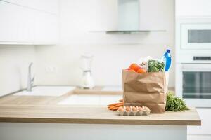 Papier Tasche mit Kauf auf Zuhause Küche foto