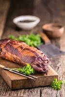 Schweinefleisch Fleisch.Schweinefleisch hacken geräuchert. traditionell geräuchert Fleisch auf Eiche hölzern Tabelle im andere Positionen foto