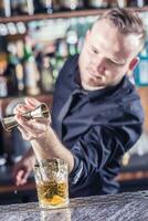 Fachmann Barmann Herstellung alkoholisch Cocktail trinken alt gestaltet foto