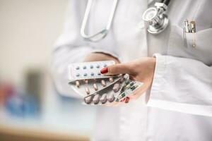 Arzt halten Sortiment von Blase Packungen mit verschiedene Tabletten foto