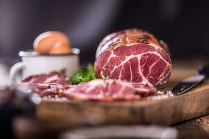 Schweinefleisch Fleisch.Schweinefleisch hacken geräuchert. traditionell geräuchert Fleisch auf Eiche hölzern Tabelle im andere Positionen foto