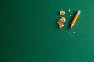 Nahansicht klein Bleistift auf ein Grün Hintergrund foto