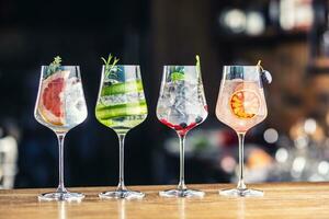 Gin Tonic Cocktails im Wein Brille auf Bar Zähler im Welpe oder Restaurant foto