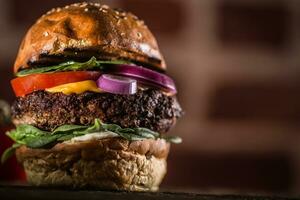 lecker Rindfleisch Burger mit Spinat Blätter Salat Zwiebel Tomate und Käse foto