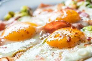 Englisch Frühstück gebraten Speck Schinken und eggon Weiß Teller foto