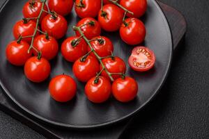 köstlich frisch Kirsche Tomaten auf das Geäst wie ein Zutat zum Kochen ein Vegetarier Gericht foto