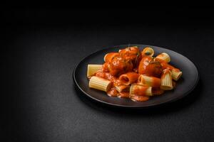 köstlich frisch Fleischklößchen und Pasta im Tomate Soße mit Salz, Gewürze und Kräuter foto