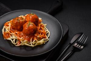 köstlich frisch Fleischklößchen und Pasta im Tomate Soße mit Salz, Gewürze und Kräuter foto