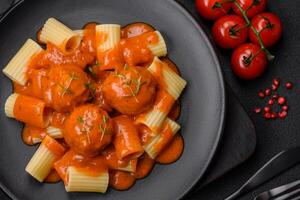 köstlich frisch Fleischklößchen und Pasta im Tomate Soße mit Salz, Gewürze und Kräuter foto