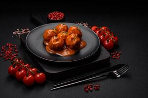 köstlich frisch Fleischklößchen im Tomate Soße mit Salz, Gewürze und Kräuter foto