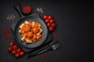 köstlich frisch Fleischklößchen und Pasta im Tomate Soße mit Salz, Gewürze und Kräuter foto