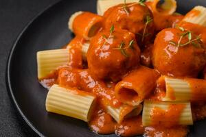 köstlich frisch Fleischklößchen und Pasta im Tomate Soße mit Salz, Gewürze und Kräuter foto