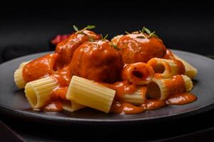 köstlich frisch Fleischklößchen und Pasta im Tomate Soße mit Salz, Gewürze und Kräuter foto