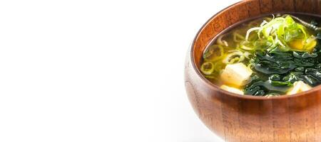 Miso Suppe japanisch traditionell Mahlzeit im hölzern Schüssel isoliert auf Weiß Hintergrund foto