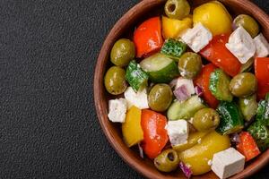 köstlich frisch, saftig griechisch Salat mit Feta Käse, Oliven, Tomaten, Gurke foto
