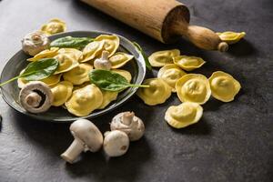 roh Ravioli mit Mehl Ei Pilze und und Spinat. Italienisch oder Mittelmeer gesund Küche foto