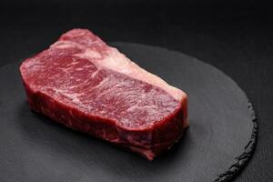 frisch roh Rindfleisch Streifenfilet Steak mit Salz, Gewürze und Kräuter foto