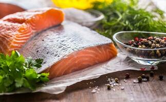 roh Lachs Filet mit Dill Zitrone Olive Öl Salz- und Pfeffer foto