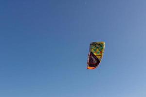 bunter Fallschirm vom Kitesurfen am blauen Himmel foto