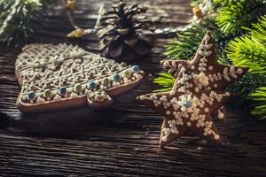 Weihnachten Kuchen Lebkuchen. Weihnachten Sterne Glocke Kuchen und Dekoration auf rustikal Eiche Tabelle foto