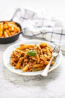 Italienisch Essen und Pasta Penis mit Bolognese sausen auf Teller foto