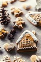 Haus mit Lebkuchen und andere Weihnachten Kekse entlang mit Zimt und Kiefer Zapfen foto