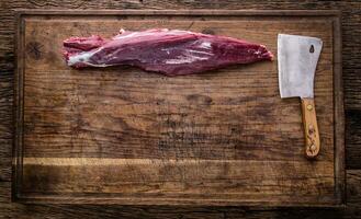 roh Rindfleisch Fleisch. roh Rindfleisch Filet Steak auf ein Schneiden Tafel mit Rosmarin Pfeffer Salz- im andere Positionen. foto