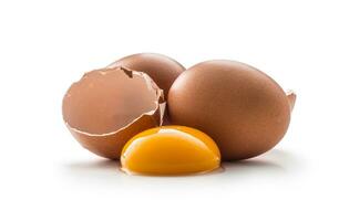 Hähnchen Eier und gebrochen Ei mit Eigelb isoliert auf Weiß Hintergrund foto