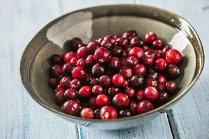 frisch reif Preiselbeeren im Schüssel auf Tabelle Nahansicht foto