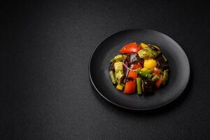 köstlich saftig frisch Salat von gebacken Aubergine, Tomaten, Zucchini, Zwiebeln foto