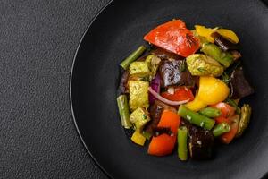 köstlich saftig frisch Salat von gebacken Aubergine, Tomaten, Zucchini, Zwiebeln foto