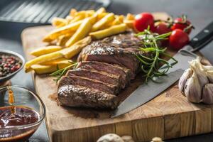 Rindfleisch Rippe Auge Steak mit geröstet Kartoffeln Grill Soße Knoblauch Pilze und Gewürze. foto