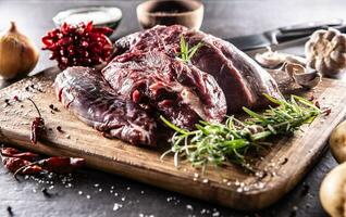 Rindfleisch Schaft mit Gewürze im es ist roh bilden Vor Kochen foto