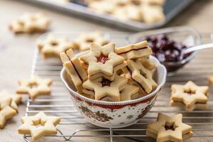 Tee Kekse geklebt mit Marmelade im ein Weihnachten Schüssel foto