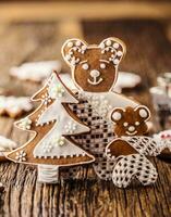 Weihnachten. Lebkuchen Familie mit Weihnachten Baum und Weihnachten Gebäck foto