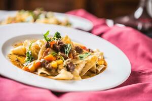 idalisch Pasta Pappardelle mit Rindfleisch Ragout auf Weiß Platte. foto