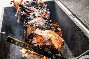 gegrillt Schweinefleisch Fleisch verkohlt zu schwarz über ein metallisch Grill, grillen foto
