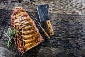 geräuchert roh Schweinefleisch Rippen und Rosmarin Kräuter auf hölzern Tafel foto