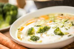 Gemüse Suppe von Brokkoli Karotte Zwiebel und andere Zutaten. gesund Vegetarier Essen und Mahlzeiten foto